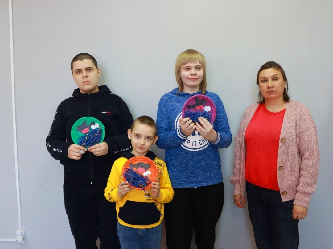 Солнышко наконец-то согрело своими лучами, а воздух наполнился весенней свежестью! И вместе с весной вернулись наши пернатые друзья – скворцы, чье веселое щебетание уже слышно повсюду