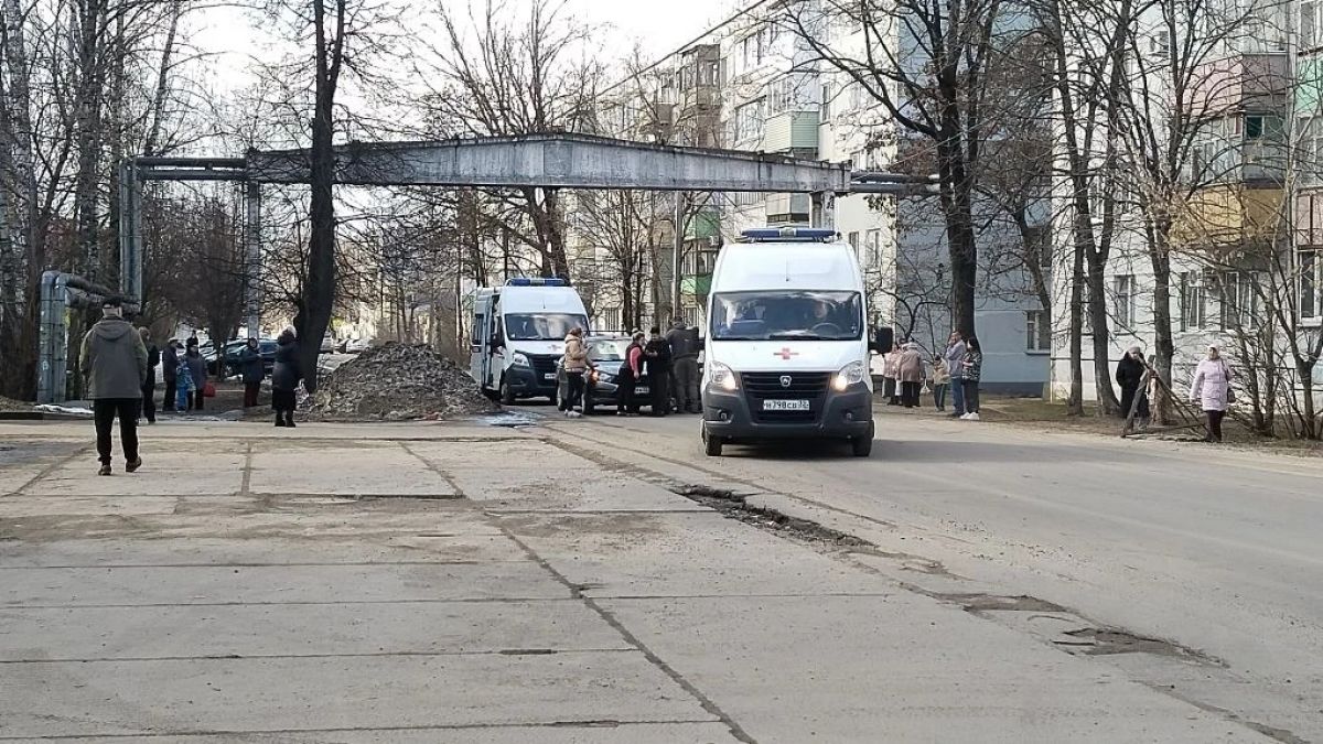 В Новозыбкове две бригады скорой помощи спасали водителя, которому стало плохо за рулем
