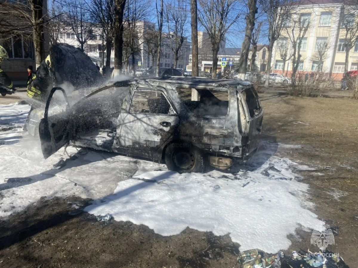В Клинцах вспыхнул легковой автомобиль