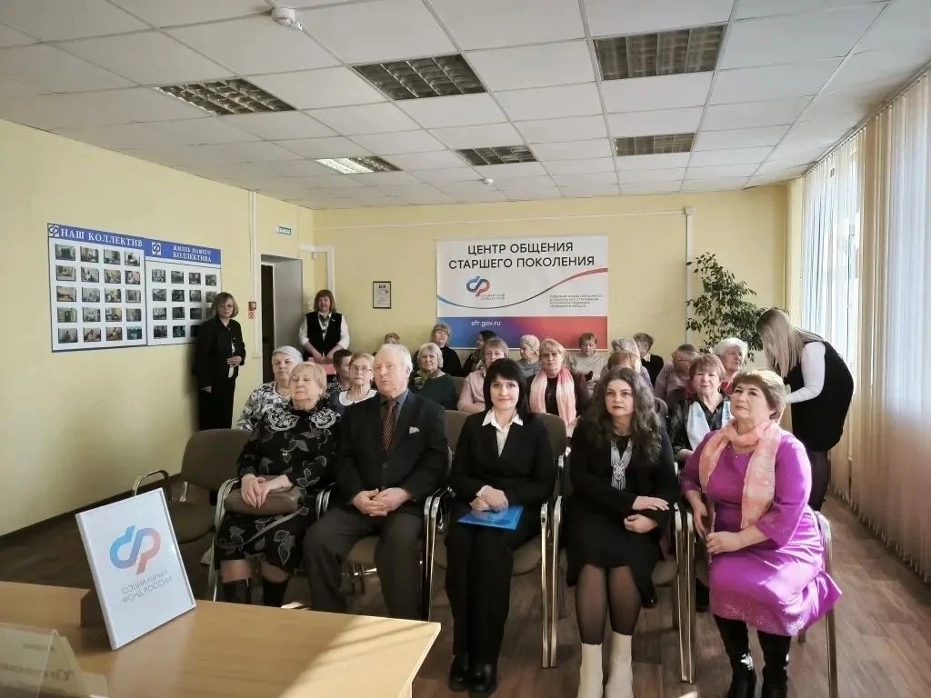 В центре общения старшего поколения на базе клиентской службы ОСФР по Брянской области в Стародубском муниципальном округе прошёл поэтический час «И память, и слово, и сердце едины», подготовленный Стародубской центральной...