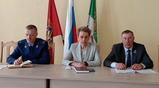 Людмила Убогова: На шестнадцатом заседании районного Совета народных депутатов под председательством главы района, председателя районного Совета народных депутатов Александра Самусенко был рассмотрен ряд вопросов