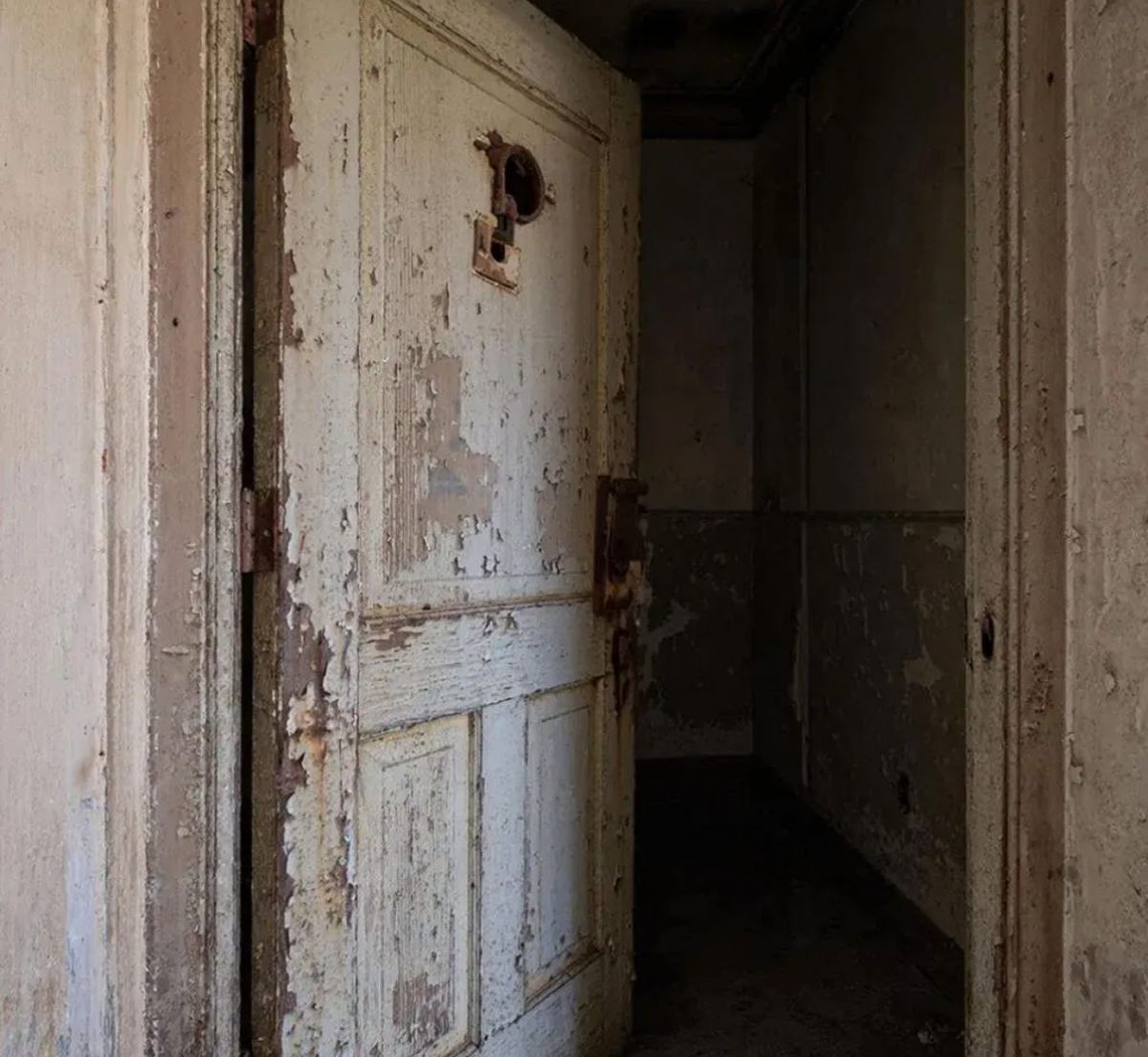 В Володарском районе Брянска 40-летняя женщина превратила квартиру в наркопритон