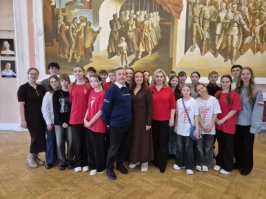 Инна Мухина: В Брянске состоялась акция «Дарю тепло», приуроченная Международному дню театра и 150 - летию союза театральных деятелей России