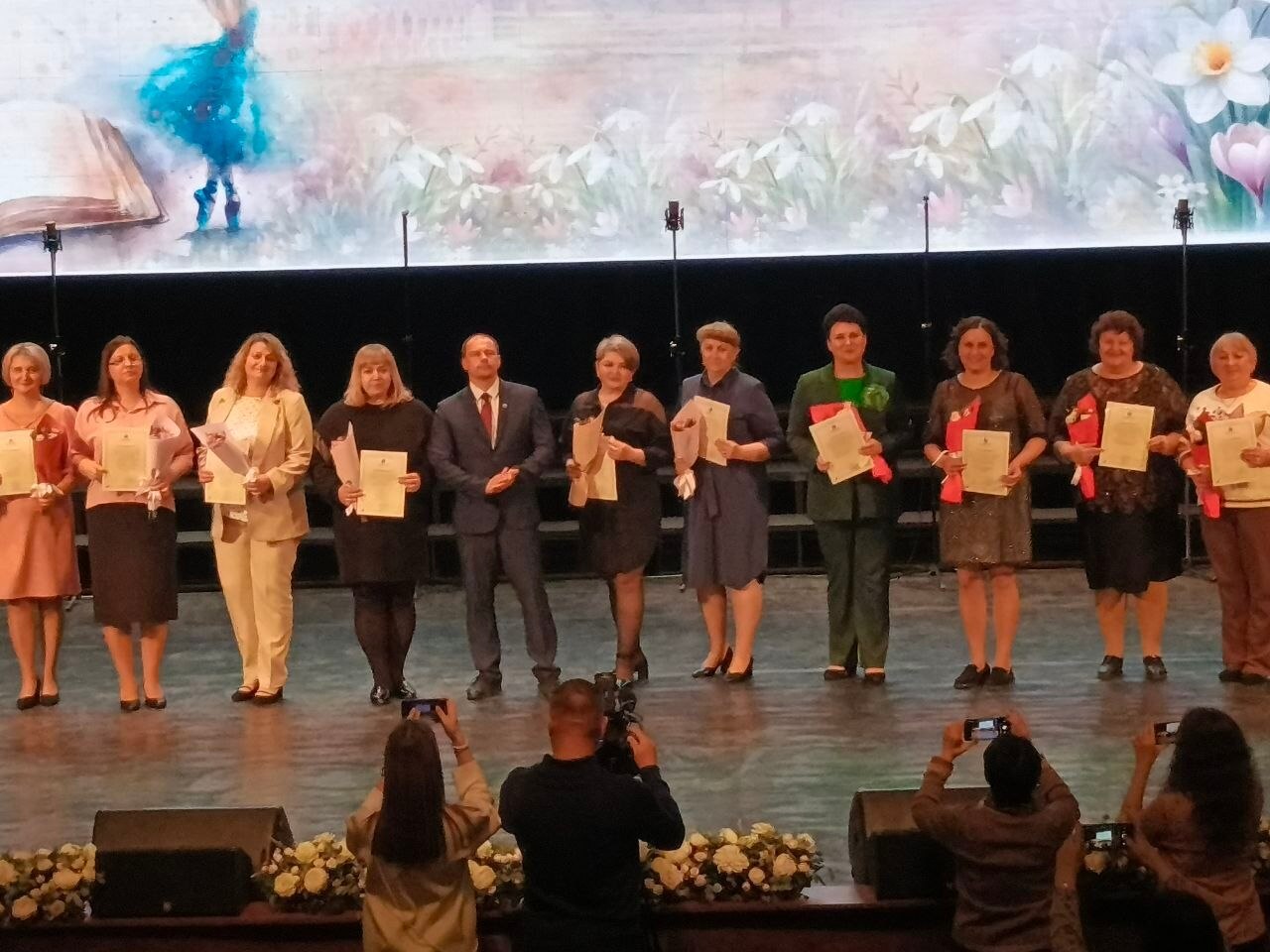 В День работника культуры, в Хрустальном зале Правительства Брянской области прошло торжественное мероприятие, на котором чествовали тех, кто причастен к данному торжеству