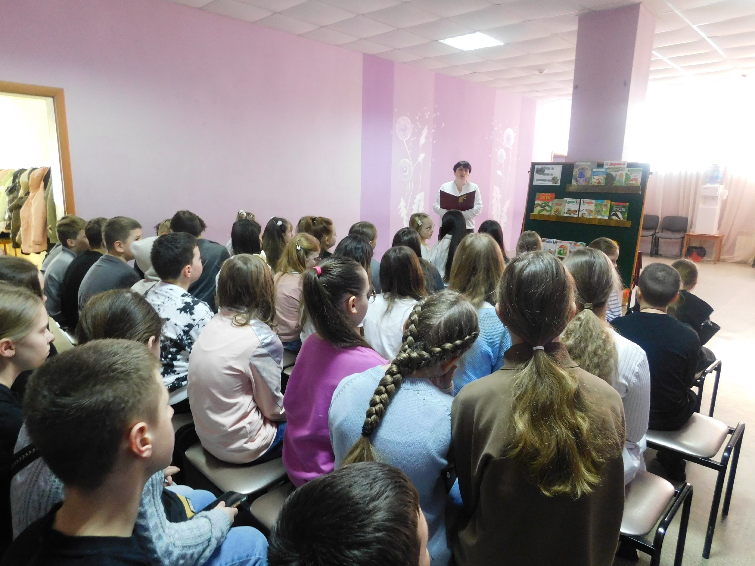 Чтобы пробудить в детях доброе отношение ко всему живому и научить замечать красоту окружающего мира, библиотека семейного чтения пригласила ребят МБОУ-СОШ №9 им. А. Карлова в дни весенних каникул на развлекательную...