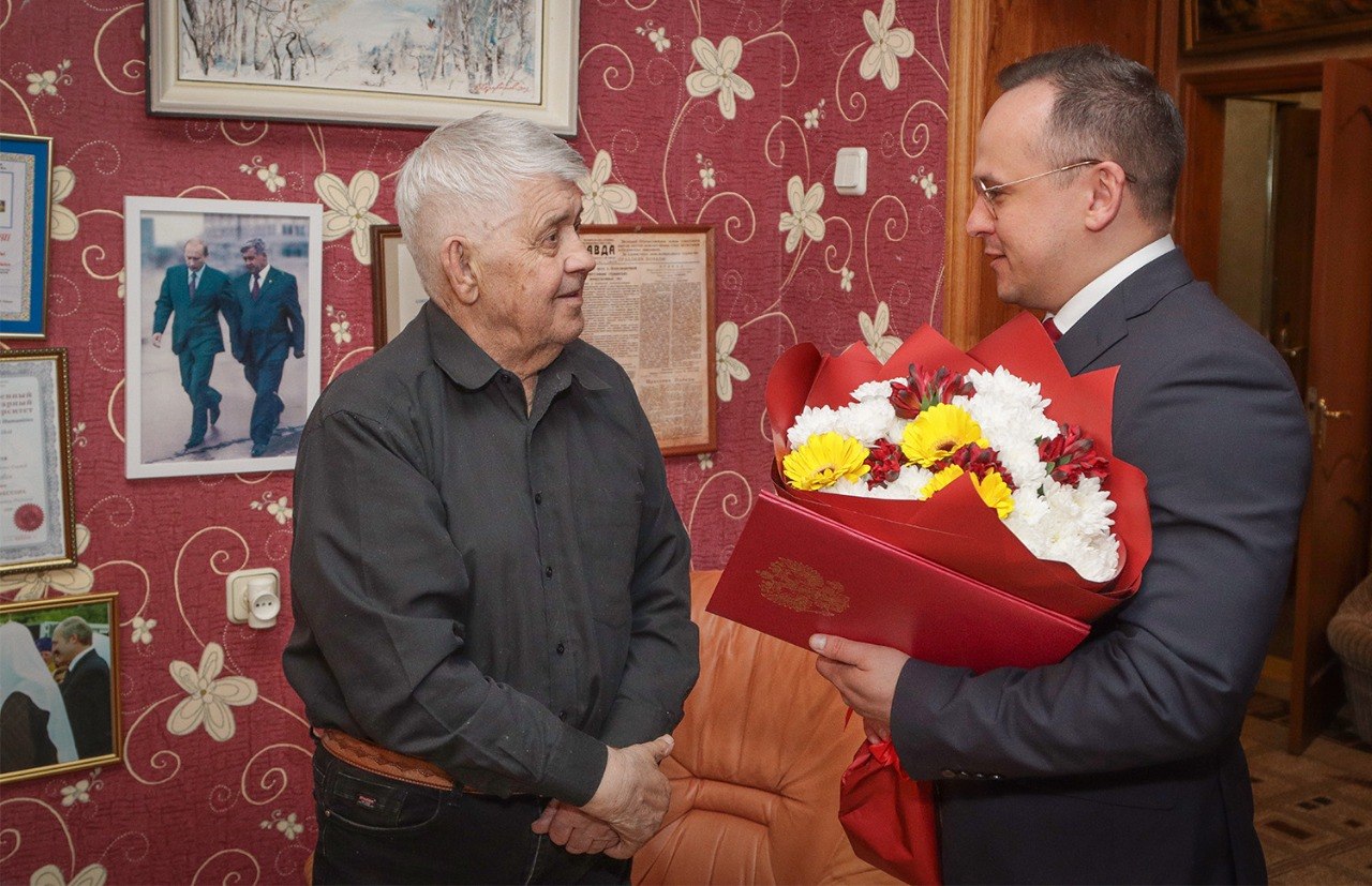 Глава Советского района Денис Семёнов поздравил Юрия Лодкина