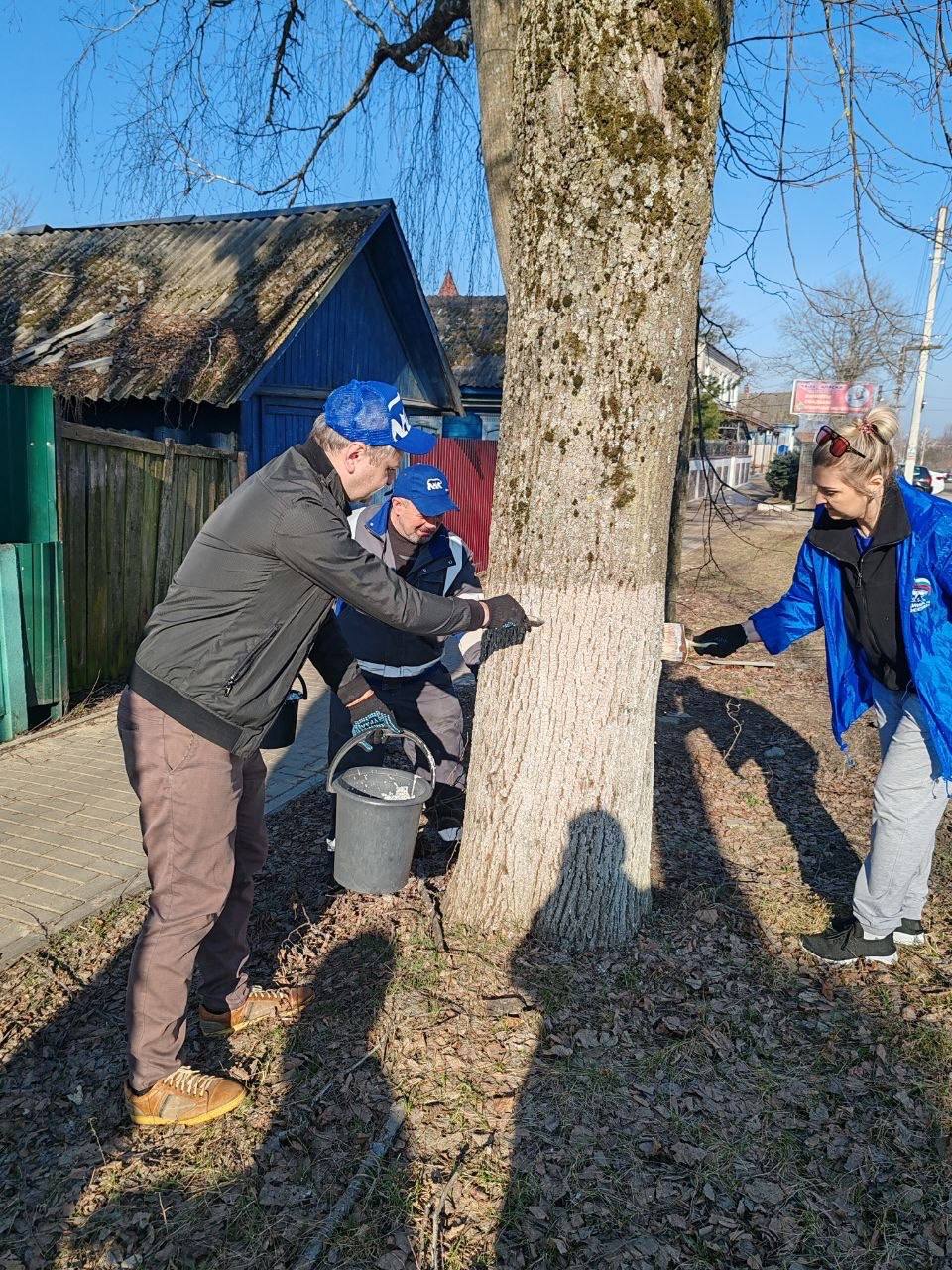 Александр Исаев: Трудовые коллективы Климовского района приняли активное участие в экологическом субботнике