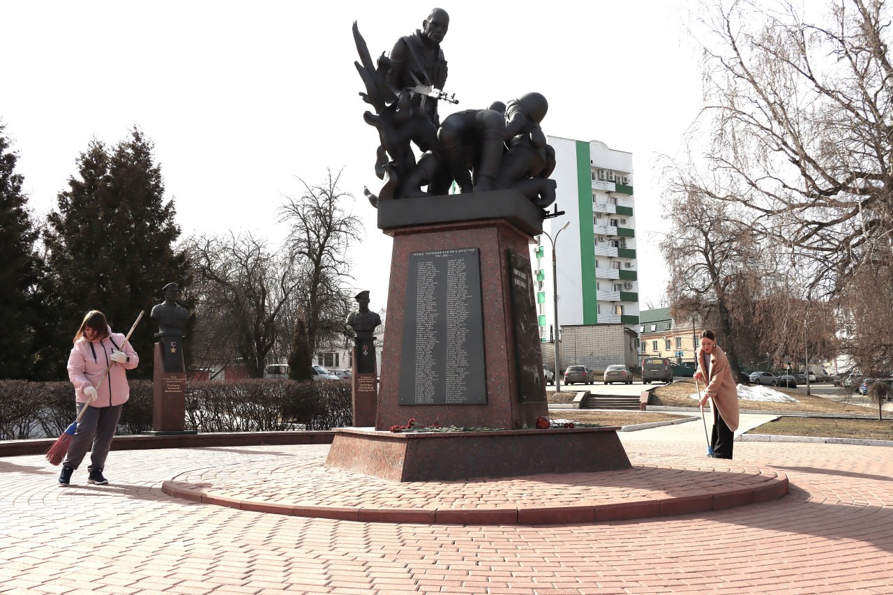 Добрая традиция: сотрудники аппарата Брянской областной Думы вышли на помощь коммунальным службам и присоединились к первому в этом году субботнику!