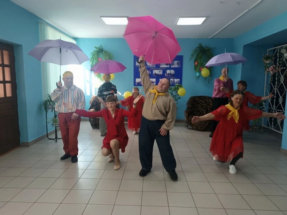 День "Солнечных людей".. " Солнечные люди" - всегда открытые, улыбчивые, ласковые, приветливые, излучающие добро. И в нашем доме социального обслуживания проживают такие ребята