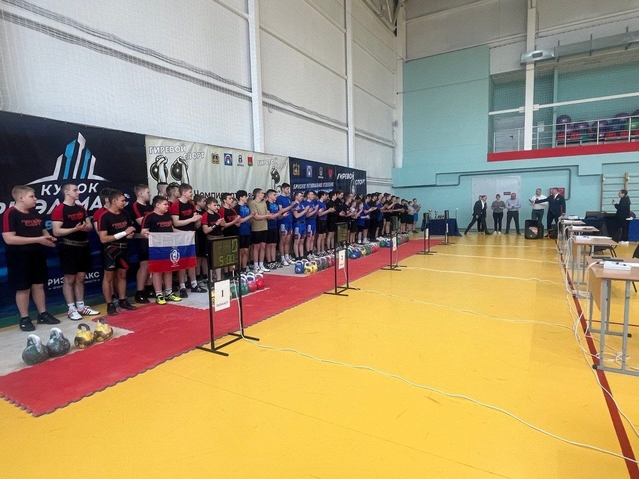 Сегодня, 28 марта, в стенах МАУ ФОК Юность начались Чемпионат Брянской области и Кубок РИЭЛ-МАКС по гиревому спорту, который собрал более 80 участников Брянской области