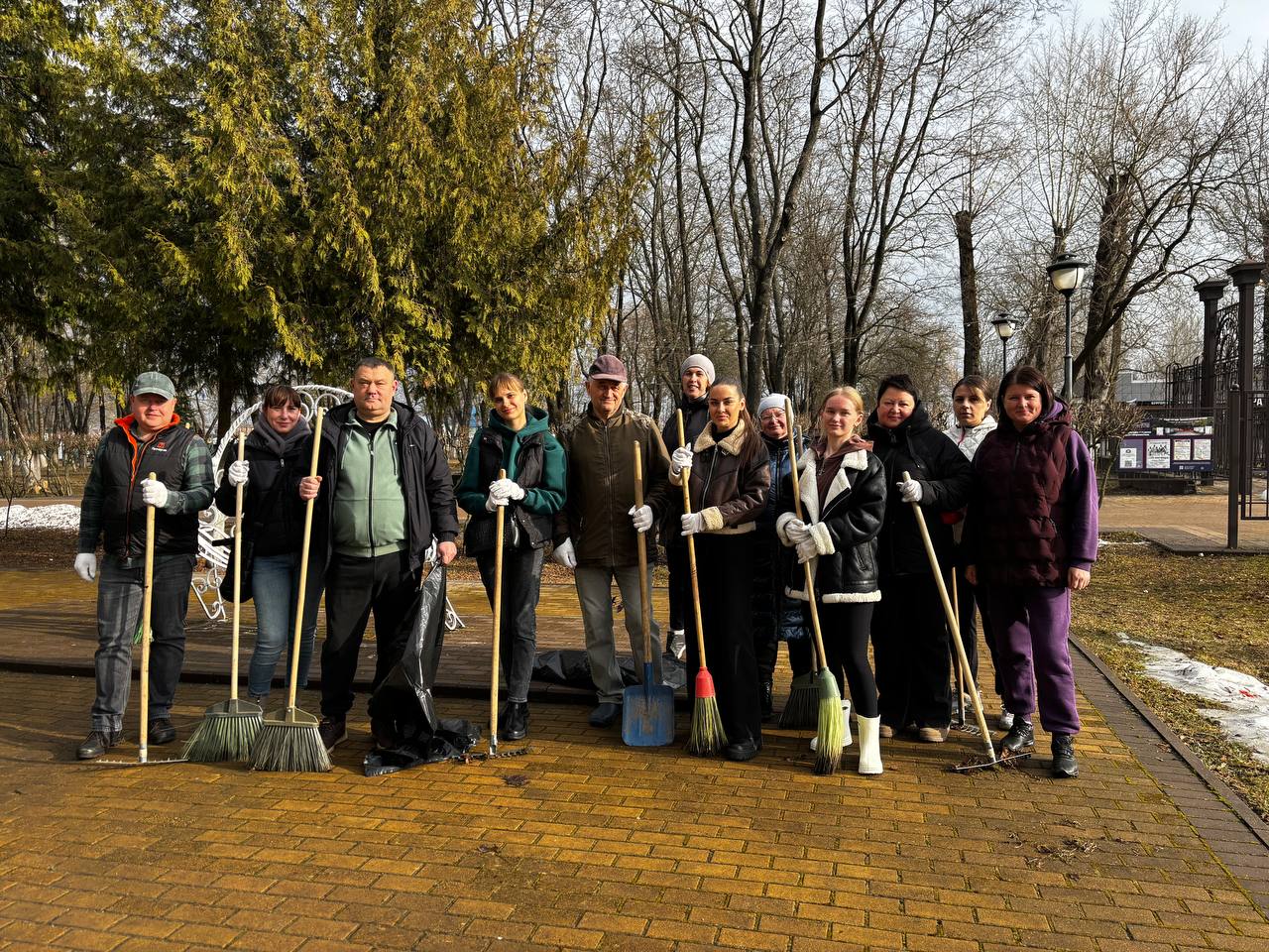Весенний день, свежий воздух и общее дело — 28 марта 2026 года сотрудники департамента сельского хозяйства Брянской области вышли на субботник в парк культуры и отдыха железнодорожников в Брянске