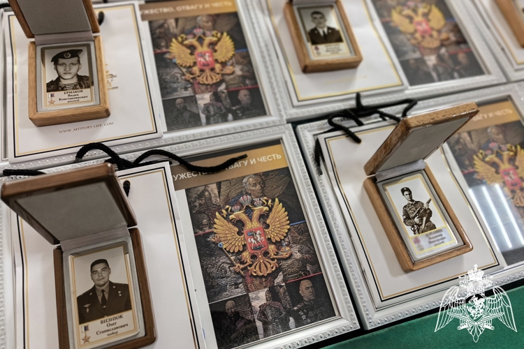 В Брянске семьям погибших сотрудников и военнослужащих войск правопорядка вручили памятные жетоны