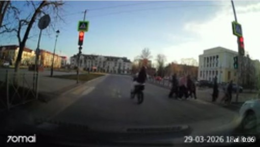 В Брянске байкер едва не сбил мать с коляской на переходе