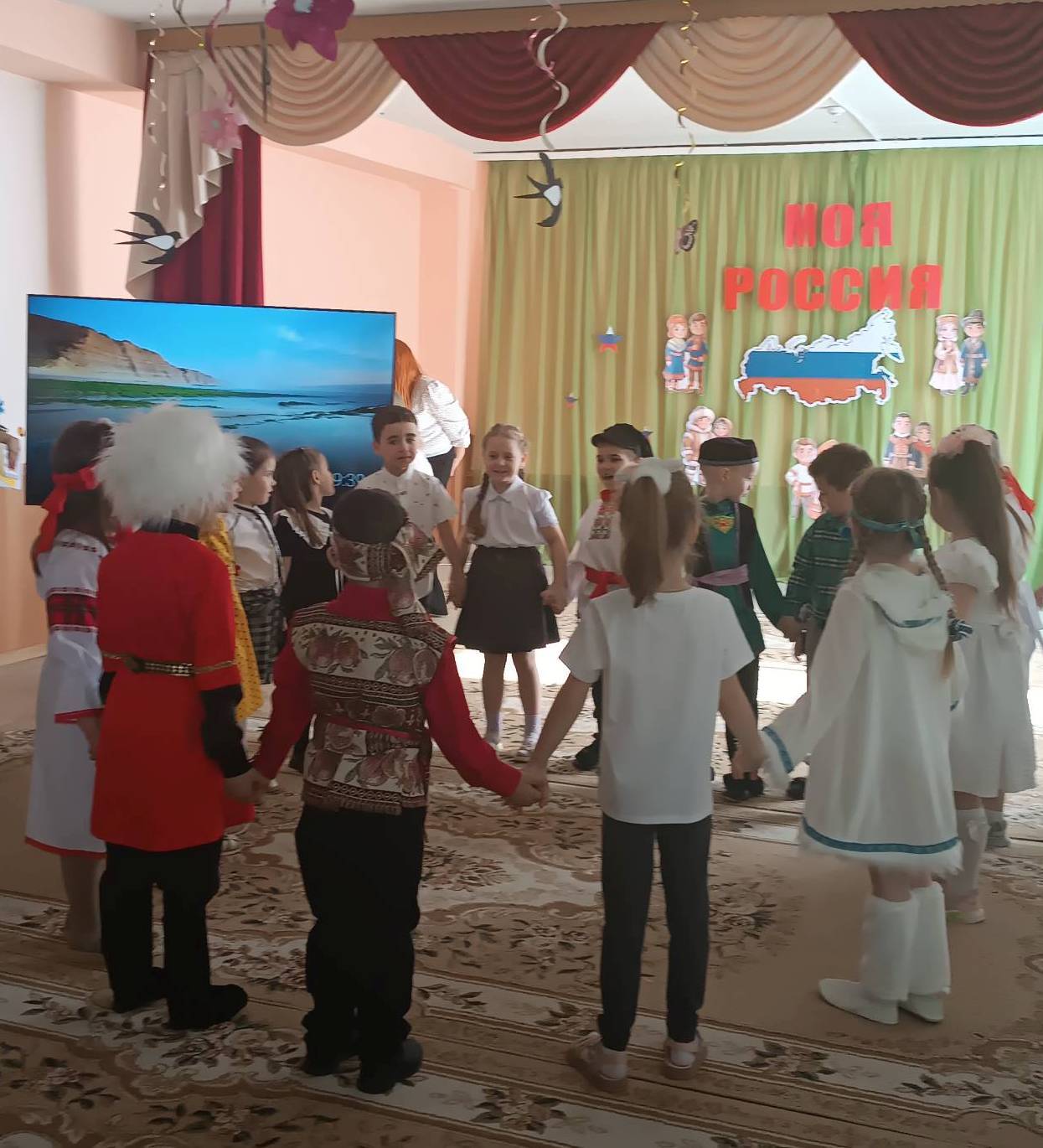 30 марта в МБДОУ – Детский сад №29 «Родничок» у детей старшего дошкольного возраста прошёл яркий и запоминающийся праздник, посвящённый Году единства народов России