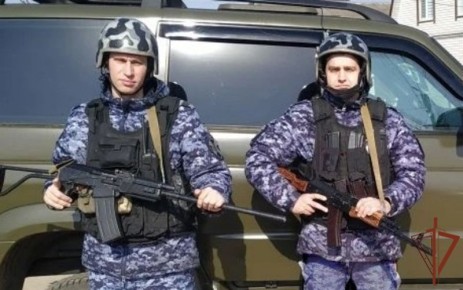 Сотрудники Росгвардии оказали помощь водителю, пострадавшему в результате атаки дрона ВСУ в Брянской области