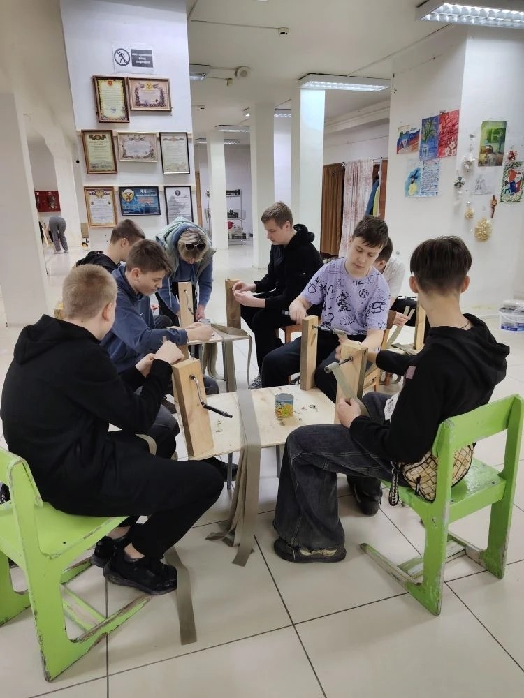 31 марта ученики 8 «Б» и 9 «А» классов МБОУ-СОШ №6 им. Коновалова В.П. приняли участие в важном добром деле — посетили центр плетения маскировочных сетей