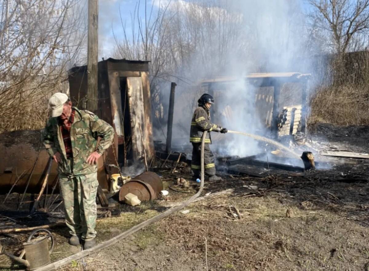 В Радице-Крыловке неизвестные подожгли траву у жилых домов