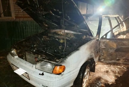 Белая легковушка вспыхнула как факел в Брянской области