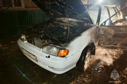 В Сураже потушили загадочно загоревшийся автомобиль