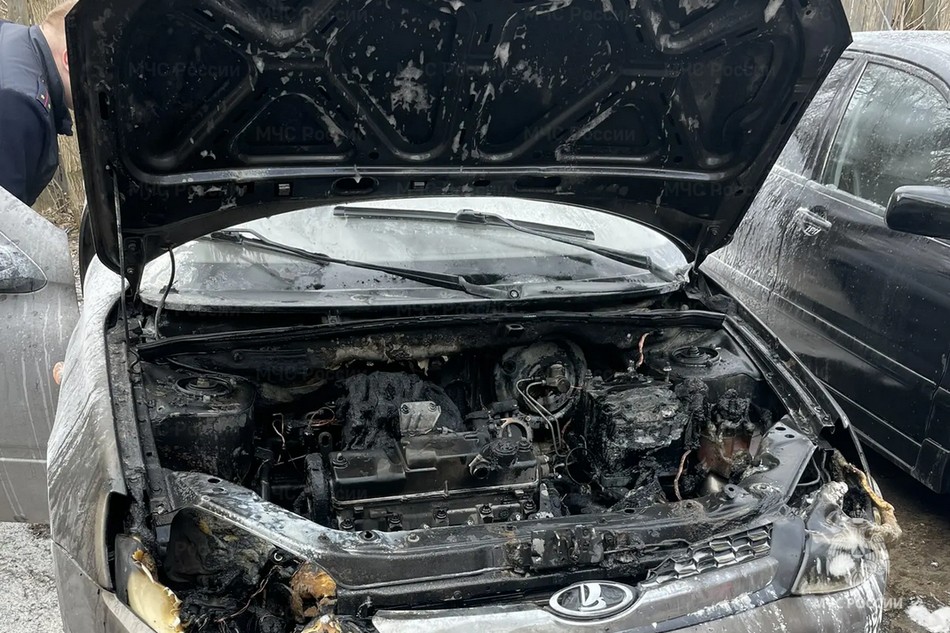 В Брянске при загадочных обстоятельствах загорелась легковушка