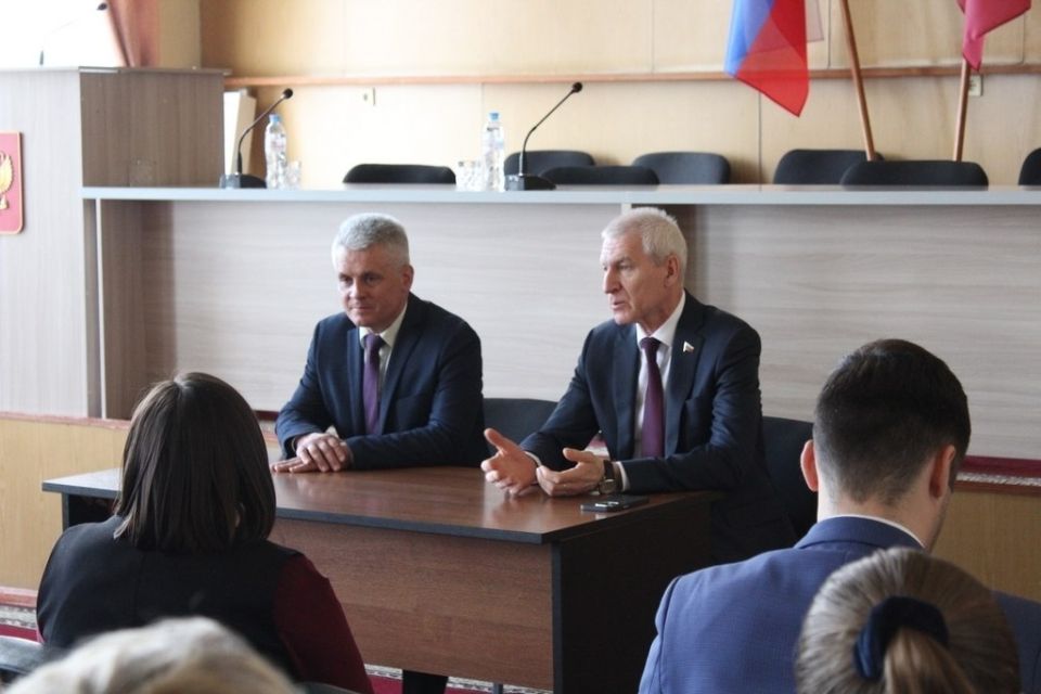 1 апреля с рабочим визитом Мглинский район посетил депутат Государственной Думы Федерального собрания Российской Федерации, председатель Комитета Государственной Думы по физической культуре и спорту Олег Матыцин