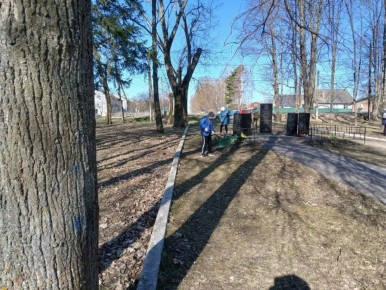 В Сосновском сельском поселении в рамках общеобластного субботника навели порядок в сельском парке возле дома культуры, территорию детской площадки, площадки ТКО