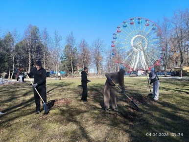Убрали территорию памятника природы «Ясень на Покровской горе» и саму Покровскую гору, возле цирка и храма, десятки зелёных зон и детских площадок