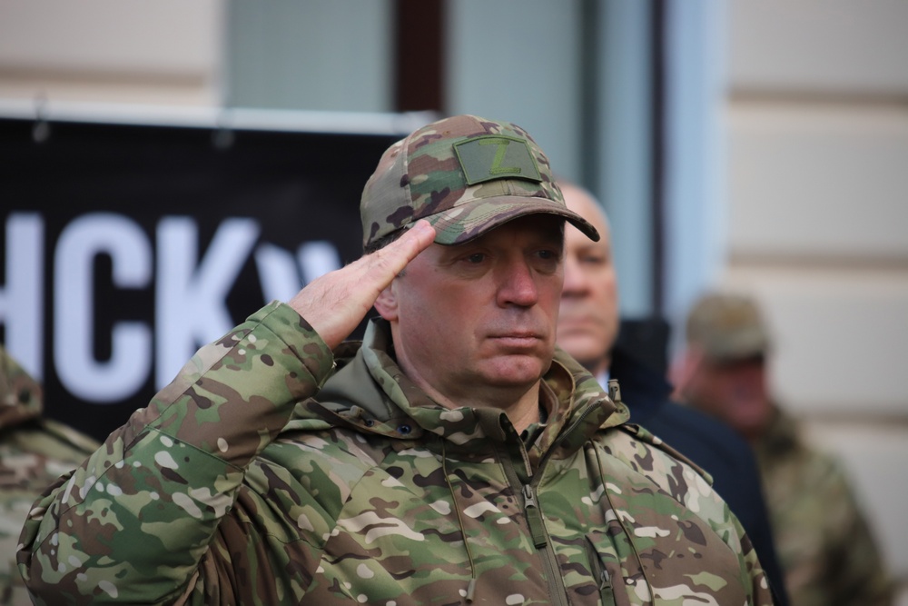 Сергей Антошин передал раненому брянскому бойцу «БАРС» протез и деньги