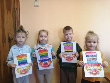 День смеха: дети отметили 1 апреля созданием клоунов