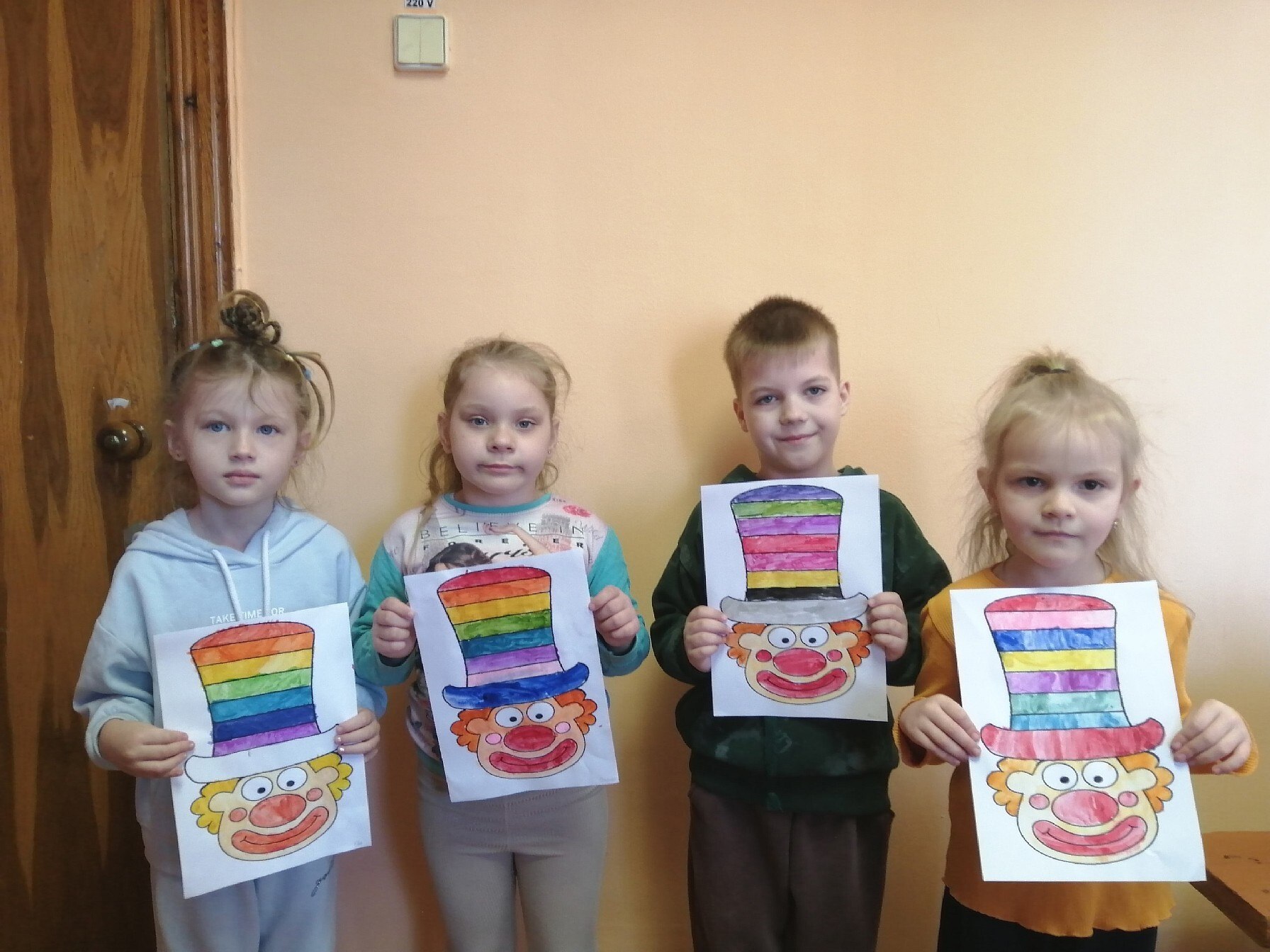 День смеха: дети отметили 1 апреля созданием клоунов