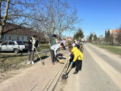 Коллектив Централизованной библиотеки принял активное участие в областном субботнике! Собрали мусор и провели уборку улицы П. Зайцева. Спасибо всем, кто присоединился, и давайте продолжать заботиться о нашем общем доме!