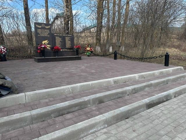 Брянские школьники благоустроили памятник штрафной роте