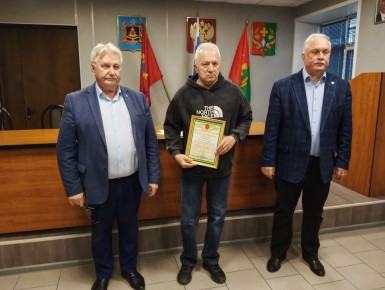 Еженедельное рабочее совещание в администрации Погарского района началось с чествования двух мужчин, совершивших по истине героические поступки по предотвращению террористических атак и по спасению пострадавших людей