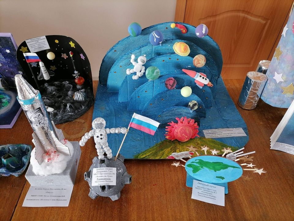 С 6 по 12 апреля в детской библиотеке проходит удивительная выставка творческих работ "Космический полет", посвященная Дню космонавтики
