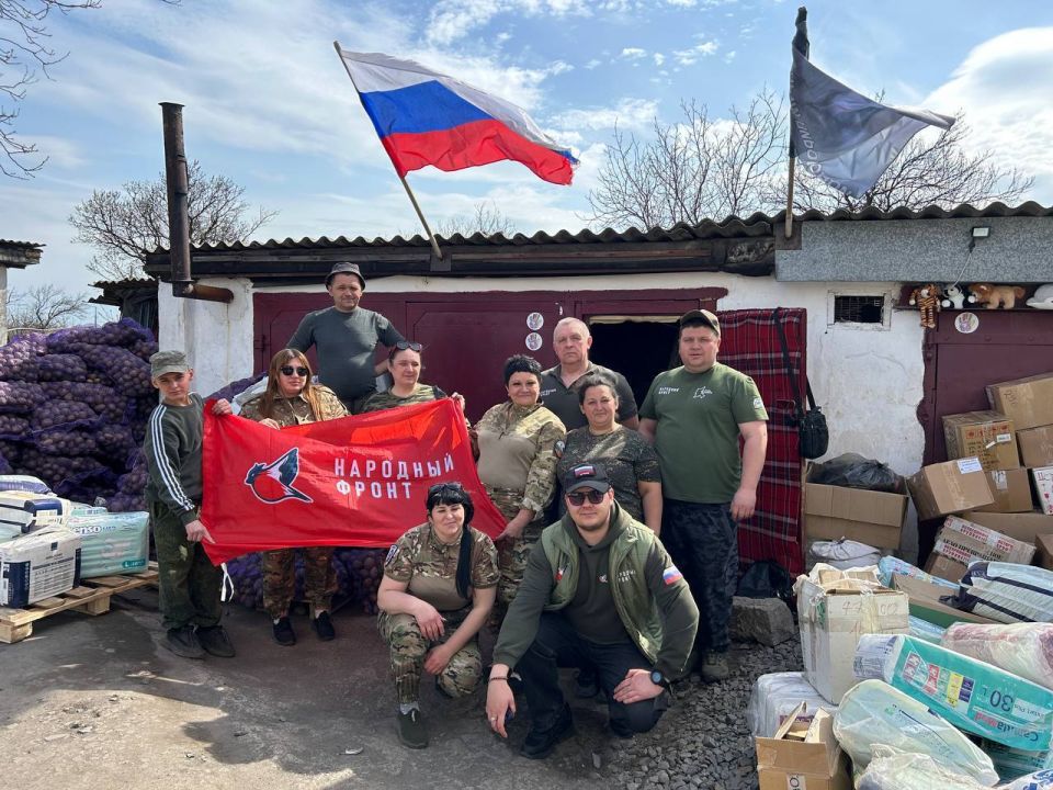 В рамках гуманитарной миссии в Донбассе сотрудники различных организаций активно участвуют в оказании помощи местному населению