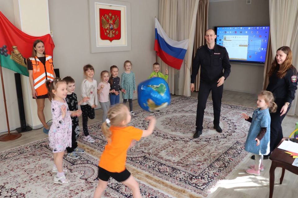 «К звёздам - с правильным курсом: транспортные полицейские побывали в детском саду РЖД в рамках акции «Неделя космоса»