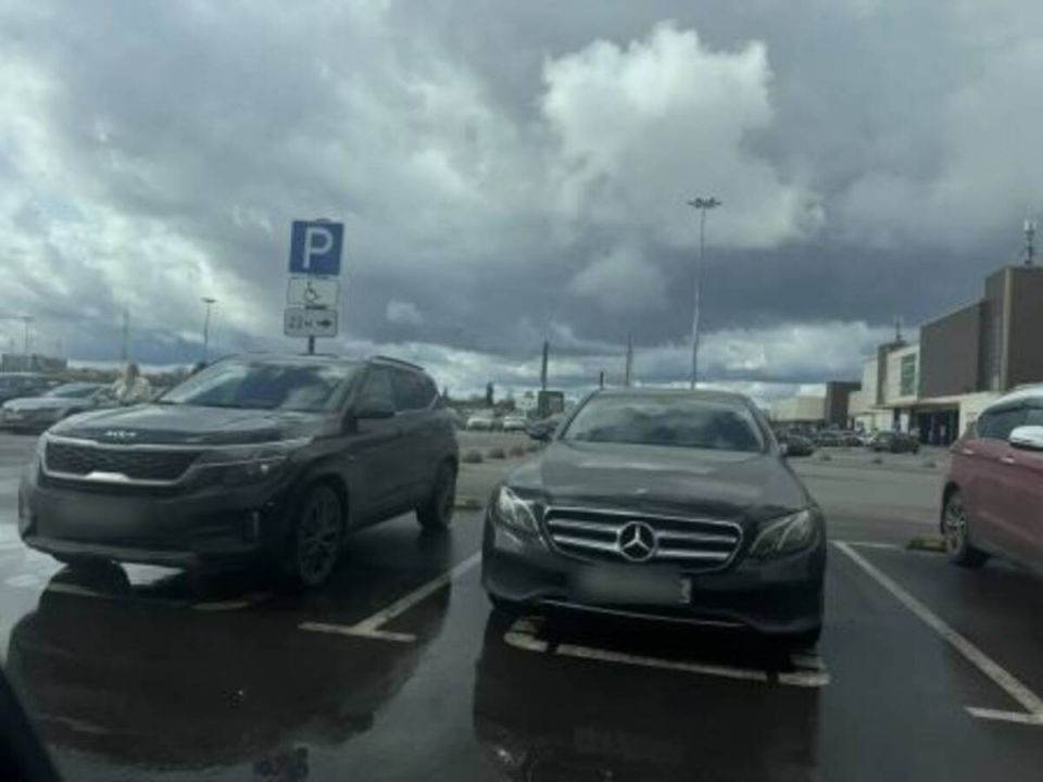 Двое брянских автовладельцев поплатились за парковку на местах для инвалидов