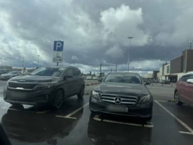 Двое брянских автовладельцев поплатились за парковку на местах для инвалидов