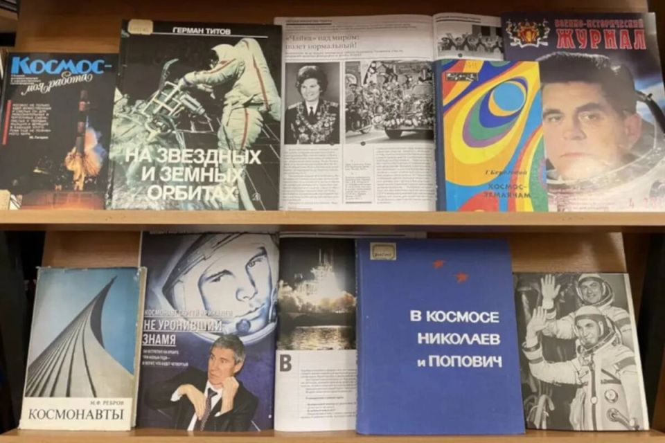 Брянская библиотека открыла выставку к 65-летию полёта Гагарина