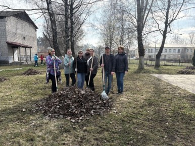 3 апреля 2026 года в рамках весеннего месячника по благоустройству сотрудники ГКУ «ЦЗН города Дятьково» провели экологическую акцию в Сквере Мужества