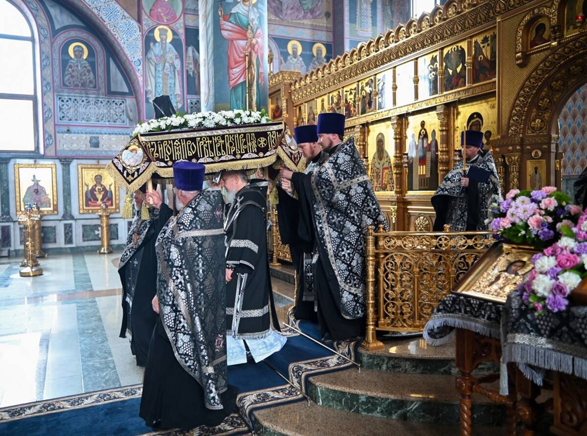 Брянский митрополит Александр совершил вечерню с выносом Плащаницы Спасителя