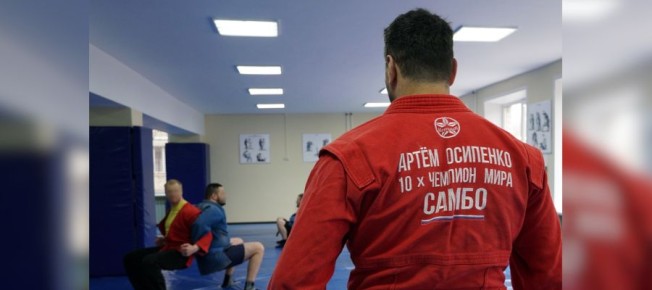 Чемпион мира по самбо Артем Осипенко провёл мастер-класс для росгвардейцев в Брянске