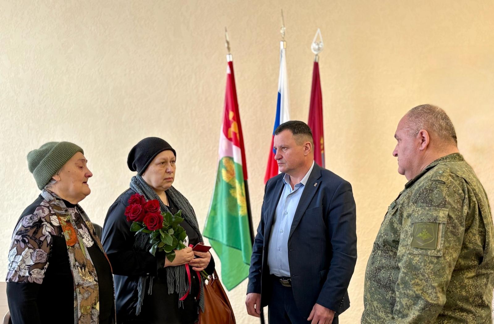 В Фокино родным погибшего в ходе СВО Геннадия Цуренкова