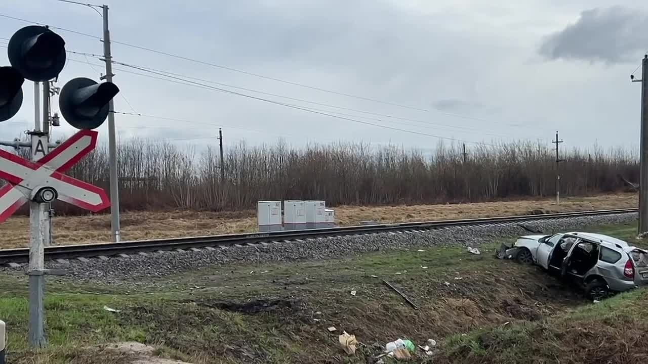 Столкновение автомобиля с железнодорожным составом произошло на переезде в Почепском районе