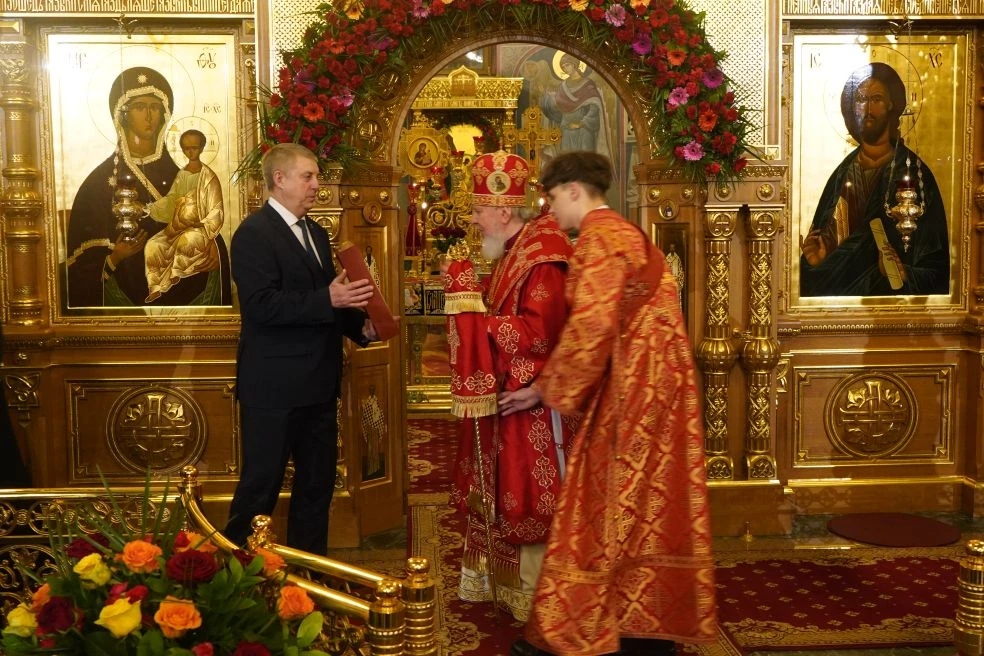 Александр Богомаз побывал на пасхальной литургии и поздравил брянцев с Воскресением Христовым