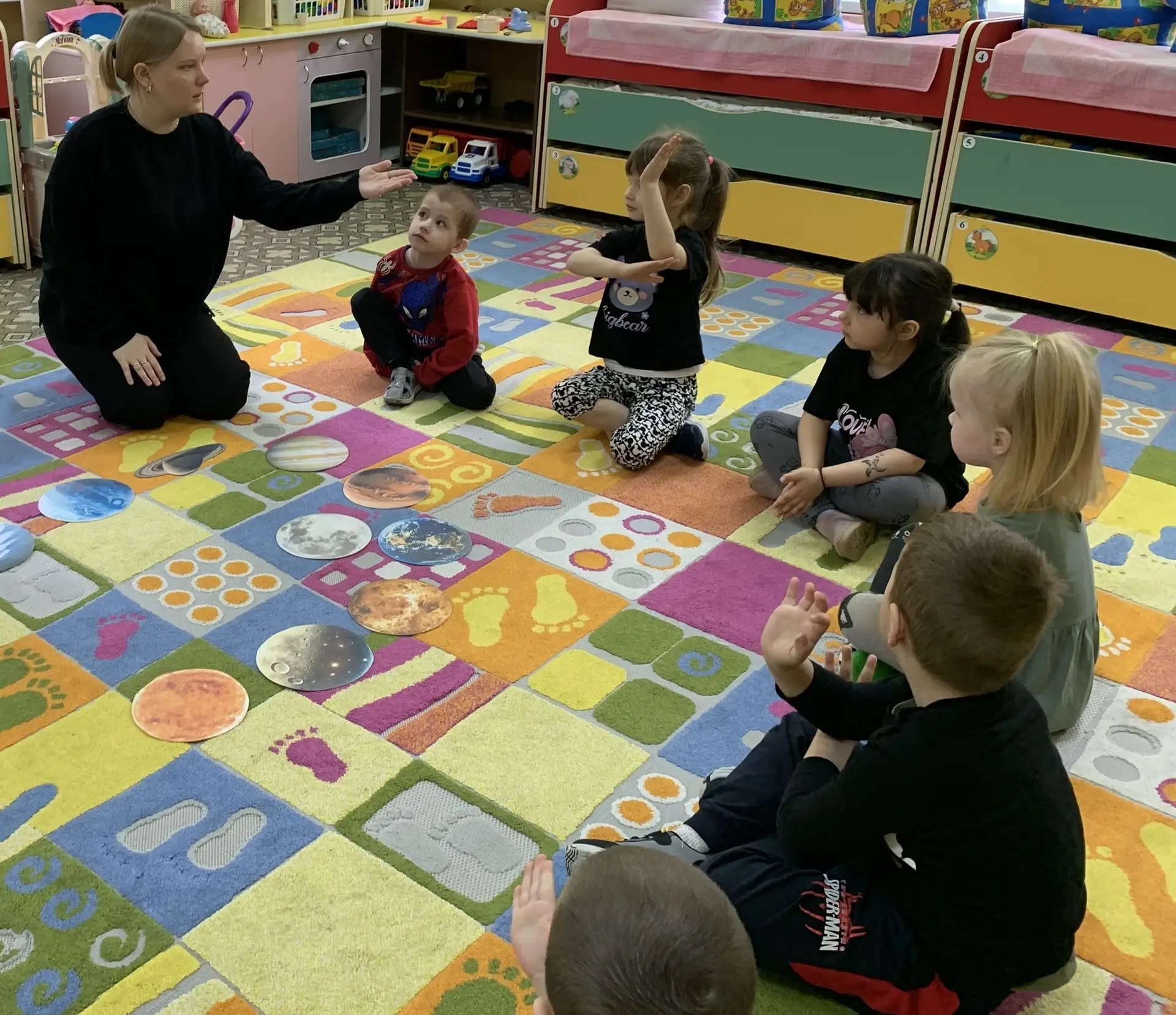 В МБДОУ-детский сад № 14 « Рябинка» в рамках недели космоса и дня космонавтики в младшей группе «Теремок» прошло тематическое занятие