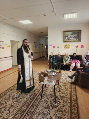«Пасхальные традиции». В Великую Субботу, после Божественной литургии, настоятель храма в честь Покрова Пресвятой Богородицы п. Бытошь иерей Владимир Тартачный посетил Дом социального обслуживания Дятьковского района