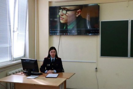 В Брянске сотрудники полиции провели для студентов профилактическое мероприятие по противодействию экстремизму