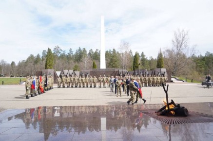 85 лет начала партизанского движения отметили на Брянщине возложением цветов к мемориалу