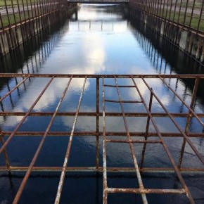 В Брянске суд обязал ЖК «Три башни» снести забор, перекрывший доступ к Десне